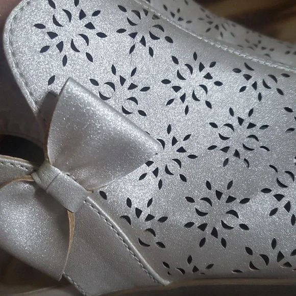 Big Girls Peep-Toe Sandals with Bow Accent Size 4M - Picture 14 of 14